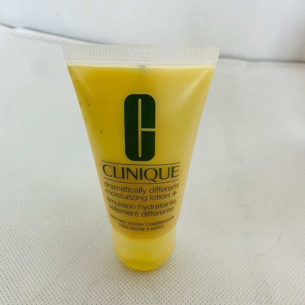 CLINIQUE Makeup Set Bundle of Three Items. - Picture 2 of 5
